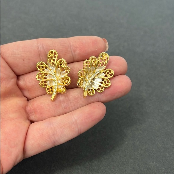Vintage BSK Gold Tone Leaf Floral Rhinestone Signed Brooch Clip On Earring Set - Picture 8 of 11